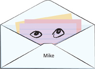 Un sobre rotulado “Mike” contiene tres tarjetas de fichero. La tarjeta que está más adelante tiene ojos dibujados.