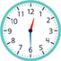 Hay un reloj con la manecilla de la hora apuntando entre el “12” y el “1” y el minutero apuntando al “6”.