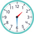 Hay un reloj con la manecilla de la hora apuntando entre el “1” y el “2” y el minutero apuntando al “6”.
