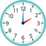 Hay un reloj con la manecilla de la hora apuntando al “2” y el minutero apuntando al “12”.