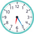 Hay un reloj con la manecilla de la hora apuntando entre el “6” y el “7” y el minutero apuntando al “5”.