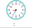 Hay un reloj con la manecilla de la hora apuntando entre el “8” y el “9” y el minutero apuntando al “7”.