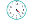 Hay un reloj con la manecilla de la hora apuntando entre el “4” y el “5” y el minutero apuntando al “5”.