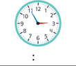 Hay un reloj con la manecilla de la hora apuntando al “3” y el minutero apuntando al “11”.