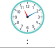 Hay un reloj con la manecilla de la hora apuntando al “11” y el minutero apuntando al “2”.