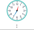 Hay un reloj con la manecilla de la hora apuntando entre el “12” y el “1” y el minutero apuntando al “7”.