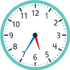 Hay un reloj con la manecilla de la hora apuntando entre el “5” y el “6” y el minutero apuntando al “7”.