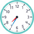 Hay un reloj con la manecilla de la hora apuntando entre el “7” y el “8” y el minutero apuntando al “7”.