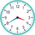 Hay un reloj con la manecilla de la hora apuntando entre el “3” y el “4” y el minutero apuntando al “8”.