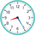 Hay un reloj con la manecilla de la hora apuntando entre el “8” y el “9” y el minutero apuntando al “5”.
