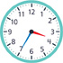 Hay un reloj con la manecilla de la hora apuntando entre el “3” y el “4” y el minutero apuntando al “7”.