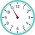 Hay un reloj con la manecilla de la hora y el minutero apuntando al “11”.
