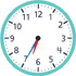 Hay un reloj con la manecilla de la hora apuntando entre el “6” y el “7” y el minutero apuntando al “7”.