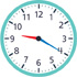 Hay un reloj con la manecilla de la hora apuntando entre el “9” y el “10” y el minutero apuntando al “4”.