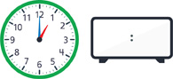 Hay un reloj con la manecilla de la hora apuntando al “1” y el minutero apuntando al “12”. Hay un reloj digital en blanco.