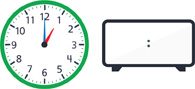 Hay un reloj con la manecilla de la hora apuntando al “1” y el minutero apuntando al “12”. Hay un reloj digital en blanco.
