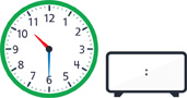 Hay un reloj con la manecilla de la hora apuntando entre el “10” y el “11” y el minutero apuntando al “6”. Hay un reloj digital en blanco.
