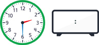 Hay un reloj con la manecilla de la hora apuntando entre el “2” y el “3” y el minutero apuntando al “6”. Hay un reloj digital en blanco.