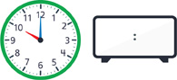 Hay un reloj con la manecilla de la hora apuntando al “10” y el minutero apuntando al “12”. Hay un reloj digital en blanco.