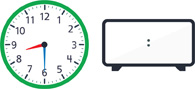 Hay un reloj con la manecilla de la hora apuntando entre el “7” y el “8” y el minutero apuntando al “6”. Hay un reloj digital en blanco.