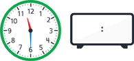 Hay un reloj con la manecilla de la hora apuntando entre el “11” y el “12” y el minutero apuntando al “6”. Hay un reloj digital en blanco.