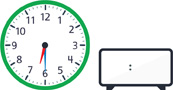 Hay un reloj con la manecilla de la hora apuntando entre el “6” y el “7” y el minutero apuntando al “6”. Hay un reloj digital en blanco.